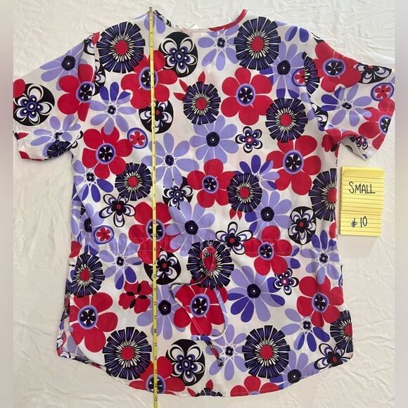 Bright floral small scrub top with tie - Picture 4 of 9